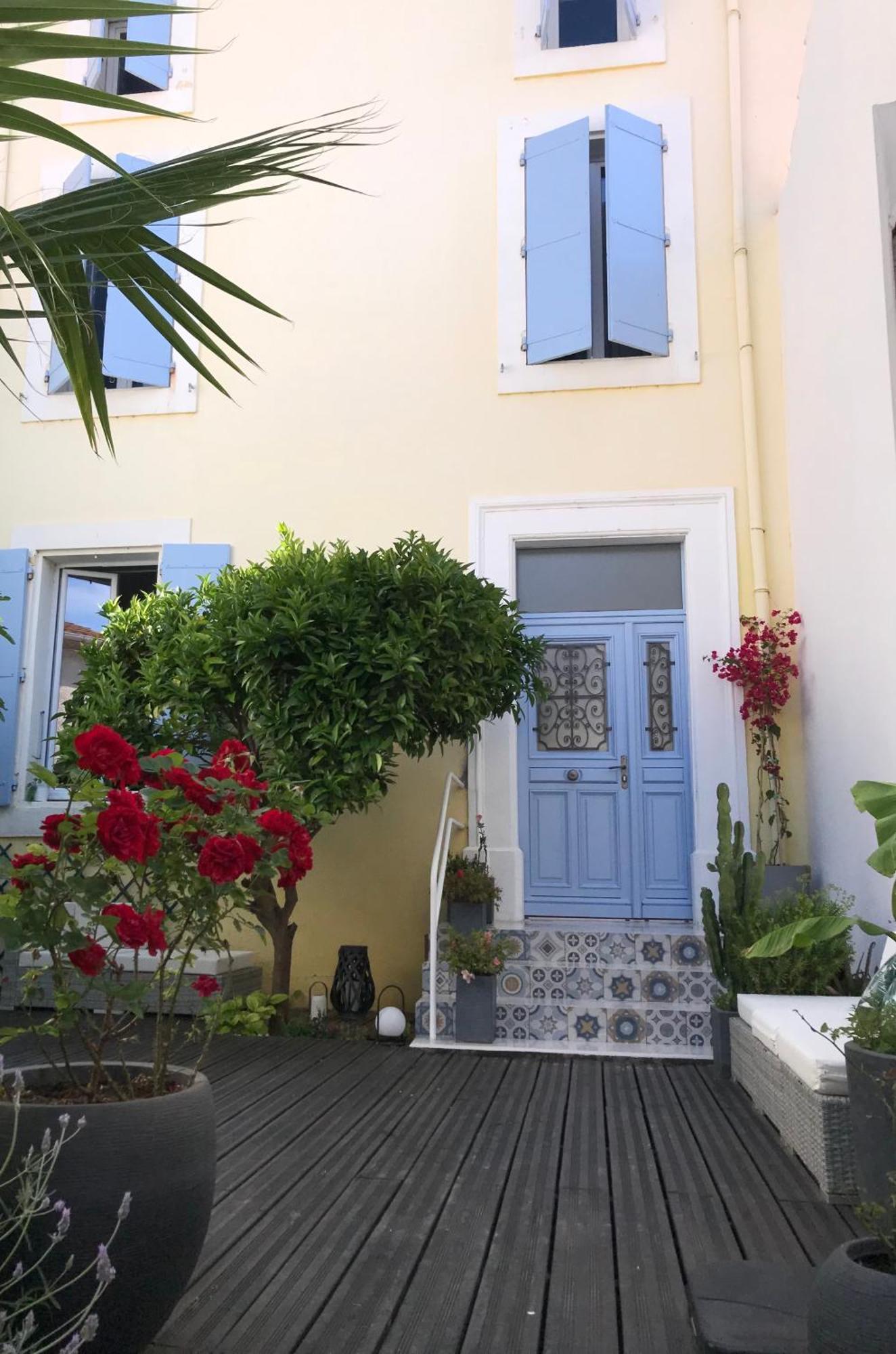 Notre Maison Aux Volets Bleus Ouveillan Eksteriør billede
